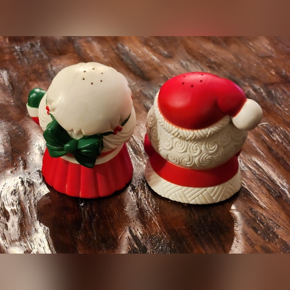 Vintage Hallmark Mr. & Mrs. Santa Claus Salt Pepper Shakers 1970s - Picture 4 of 8